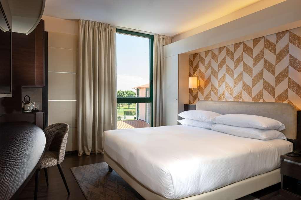 Отель Doubletree By Hilton Milan Malpensa Сольбьяте-Олона Номер фото