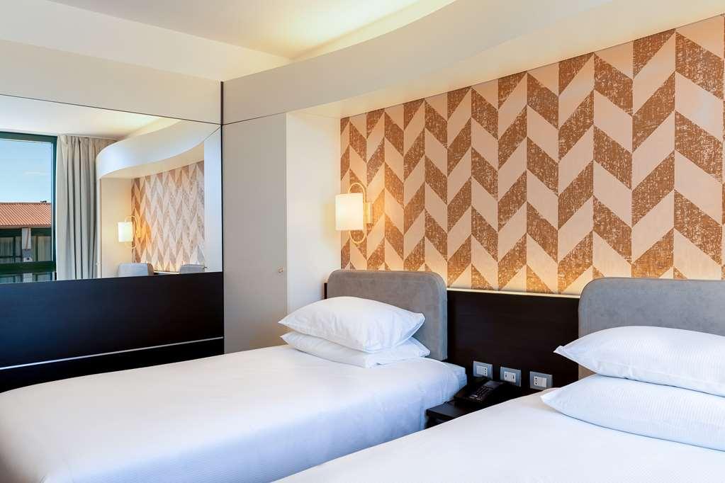 Отель Doubletree By Hilton Milan Malpensa Сольбьяте-Олона Номер фото