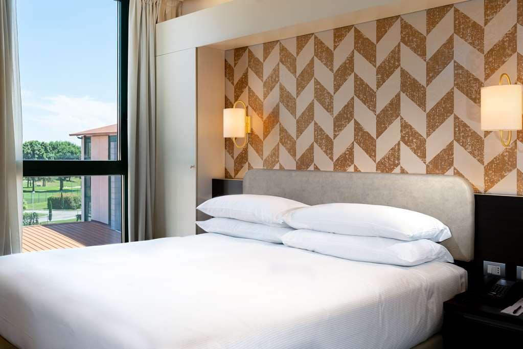 Отель Doubletree By Hilton Milan Malpensa Сольбьяте-Олона Номер фото