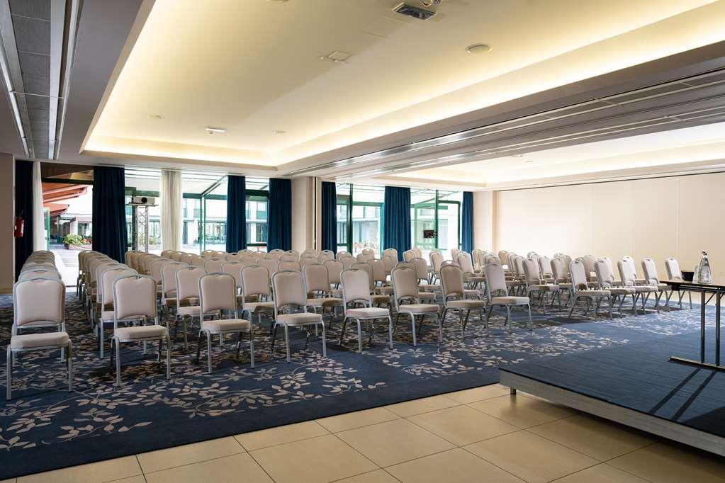 Отель Doubletree By Hilton Milan Malpensa Сольбьяте-Олона Удобства фото
