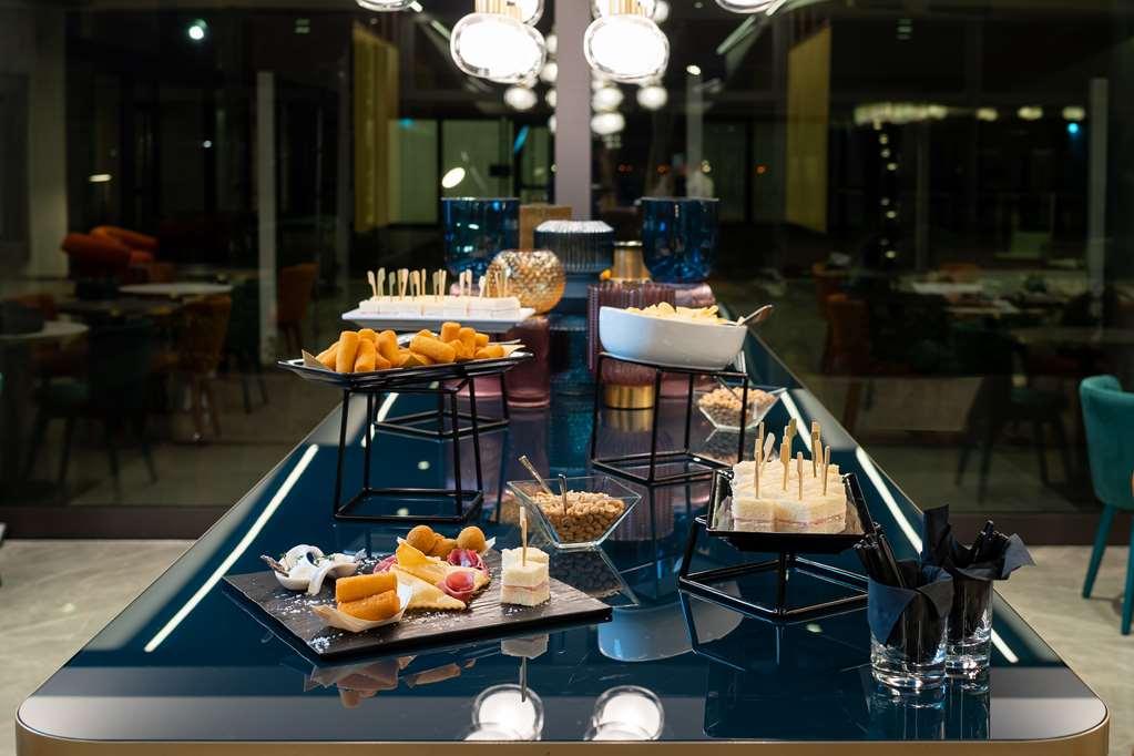 Отель Doubletree By Hilton Milan Malpensa Сольбьяте-Олона Ресторан фото