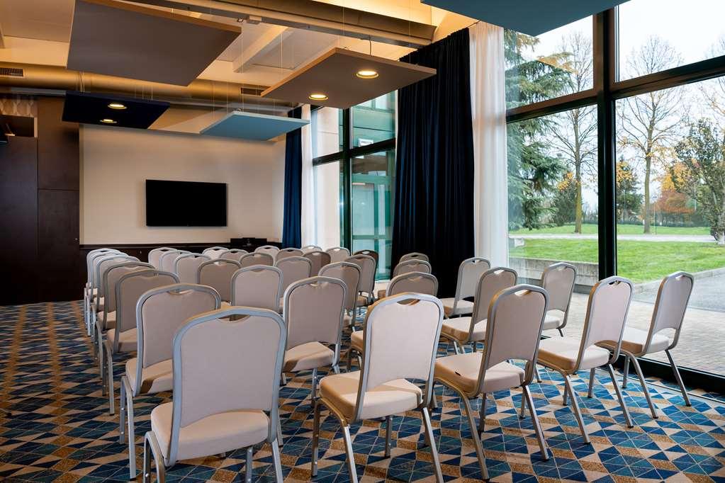 Отель Doubletree By Hilton Milan Malpensa Сольбьяте-Олона Удобства фото