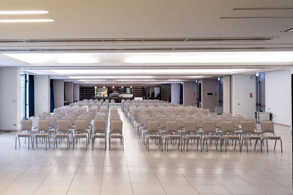 Отель Doubletree By Hilton Milan Malpensa Сольбьяте-Олона Удобства фото