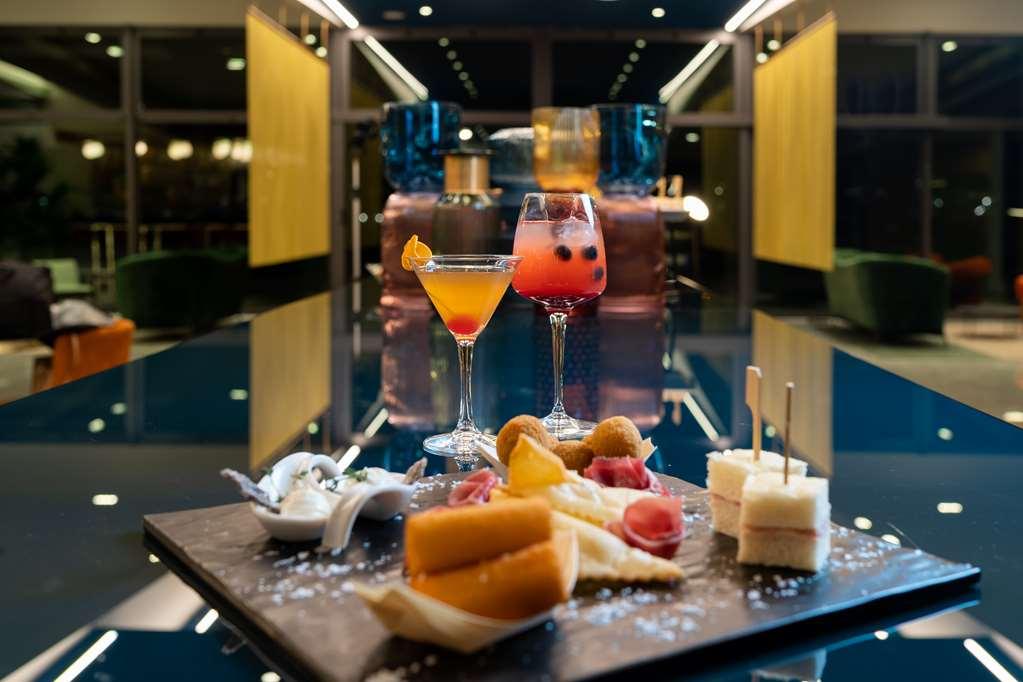 Отель Doubletree By Hilton Milan Malpensa Сольбьяте-Олона Ресторан фото